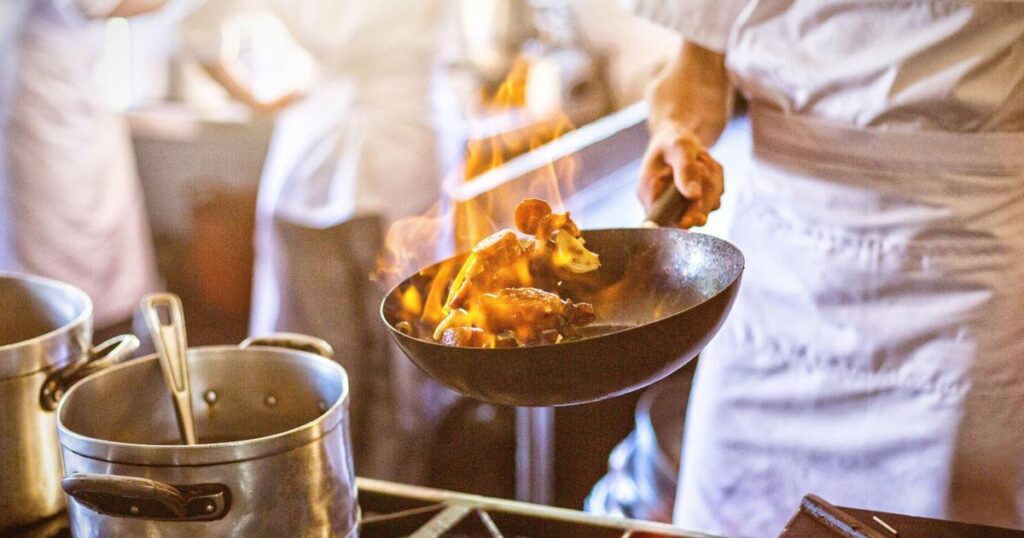 Ce nouveau club de dîner à Toronto propose des dégustations surprises sans menu pour une expérience spontanée