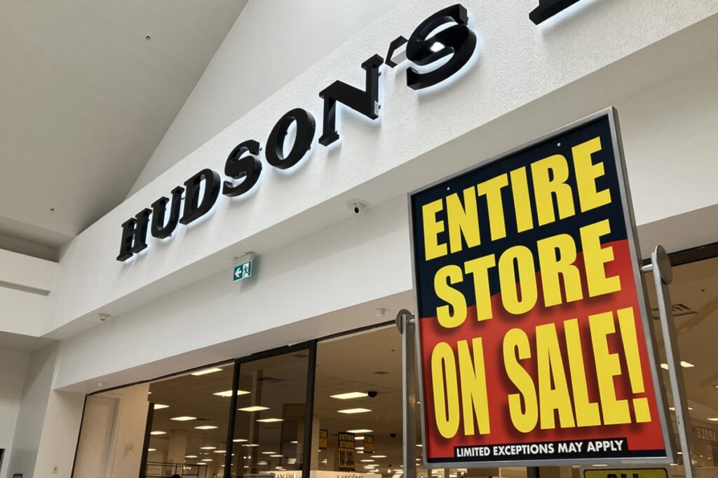 Hudson's Bay vend son nom, son blason et ses bandes emblématiques à Canadian Tire
