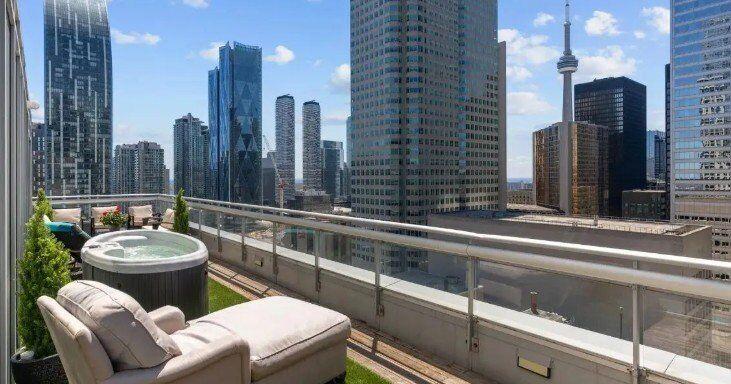 Penthouse spacieux ensoleillé avec terrasse de 700 m², la location la plus chère à Toronto ce mois-ci selon Zoocasa