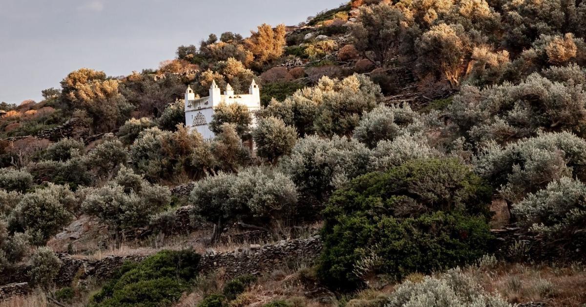 Randonnée sur une île européenne paisible avec des sentiers offrant des vues spectaculaires, un endroit méconnu
