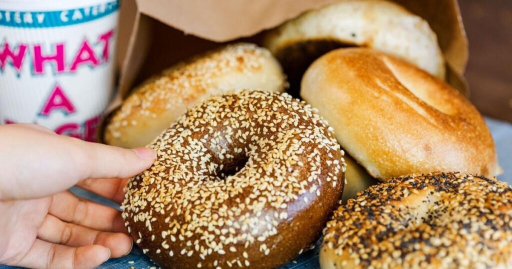Boulangerie populaire à Toronto offrant des bagels gratuits pour un sourire