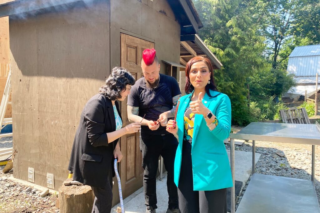 Chef spécialisé en cuisine traditionnelle de l'île de Vancouver : une véritable démonstration de fumage pour les visiteurs