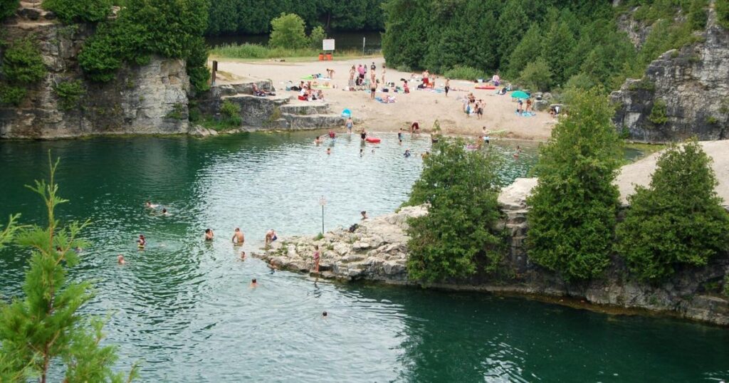 Le plus beau village de l'Ontario avec un trou de baignade célèbre entouré de falaises de calcaire