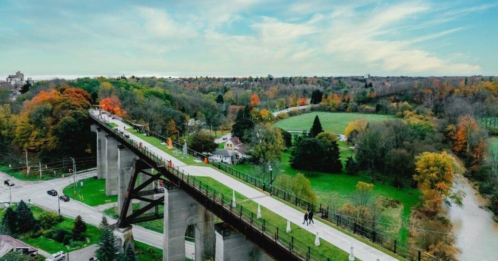 Le seul parc élevé du Canada en Ontario : un ancien pont ferroviaire suspendu à près de 30 mètres au-dessus du sol