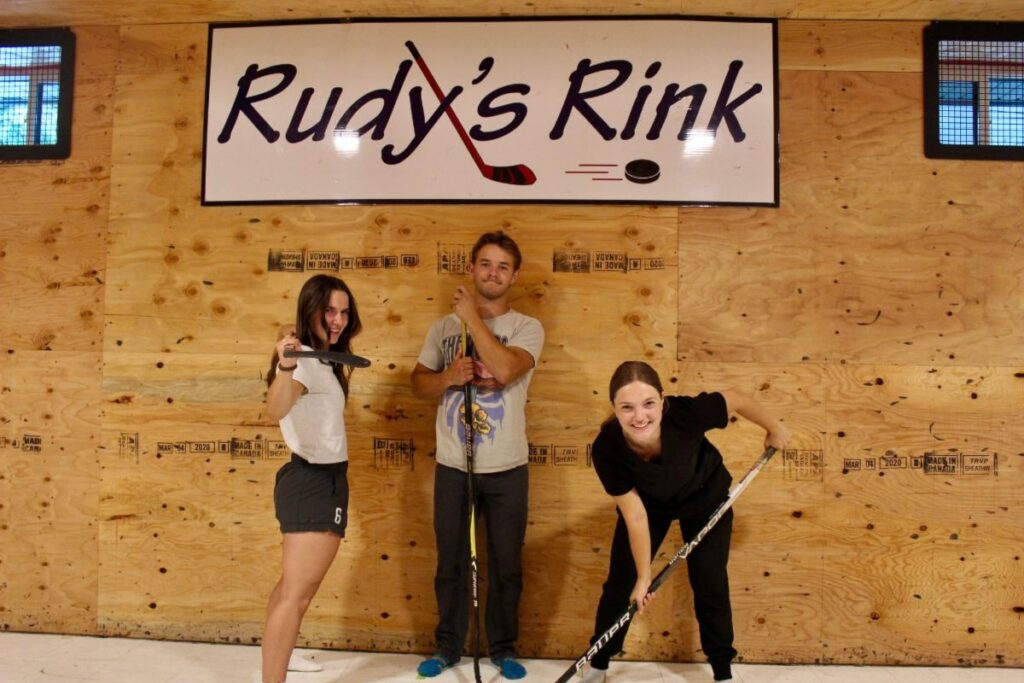 Trio de talents : Les frères et sœurs Langford brillent dans le hockey universitaire aux États-Unis