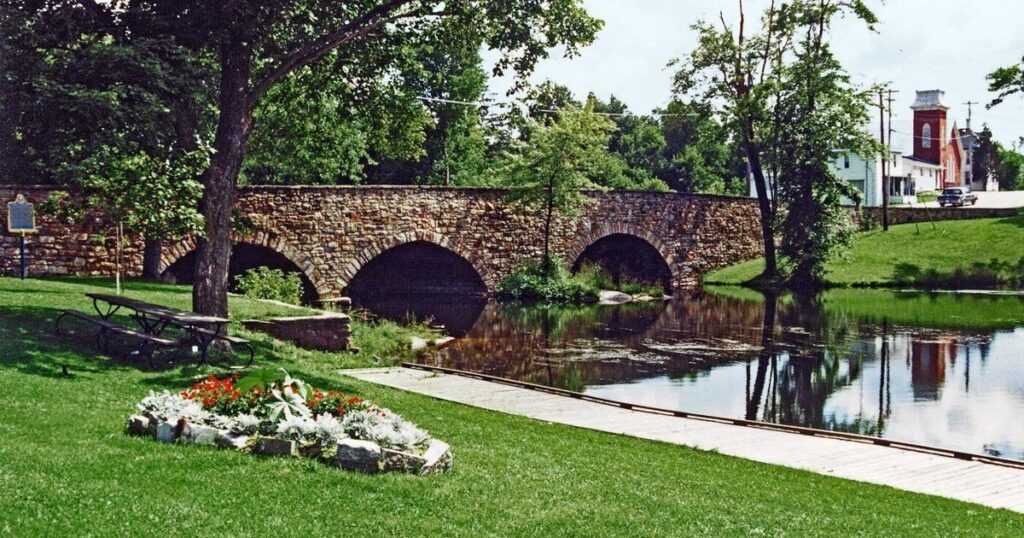 Ce charmant pont à trois arches, le plus ancien de l'Ontario, situé dans un village rural