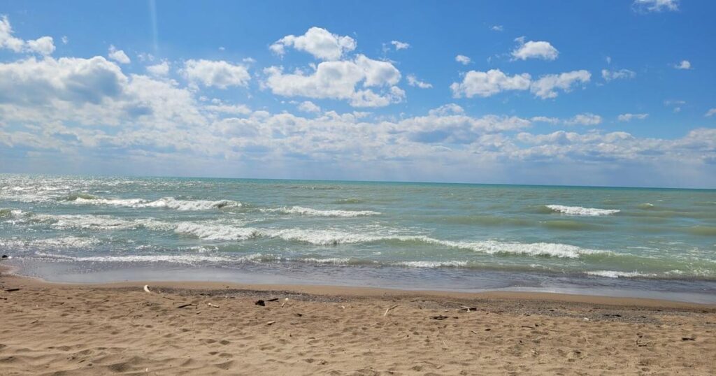 Ce charmant village de l’Ontario offre une expérience de conte de Noël avec une plage de sable isolée