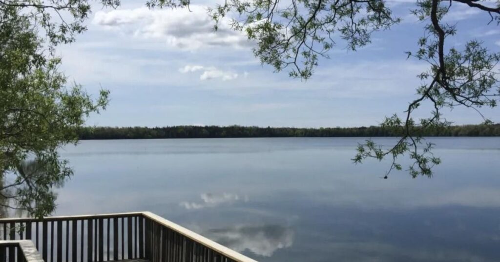Ce parc en Ontario avec un lac aux eaux claires sur une montagne alimenté par une source mystérieuse