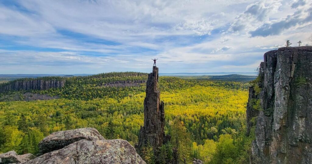 Ce village de l’Ontario, un trésor caché, abrite un sommet de 30 mètres au cœur de la forêt boréale canadienne