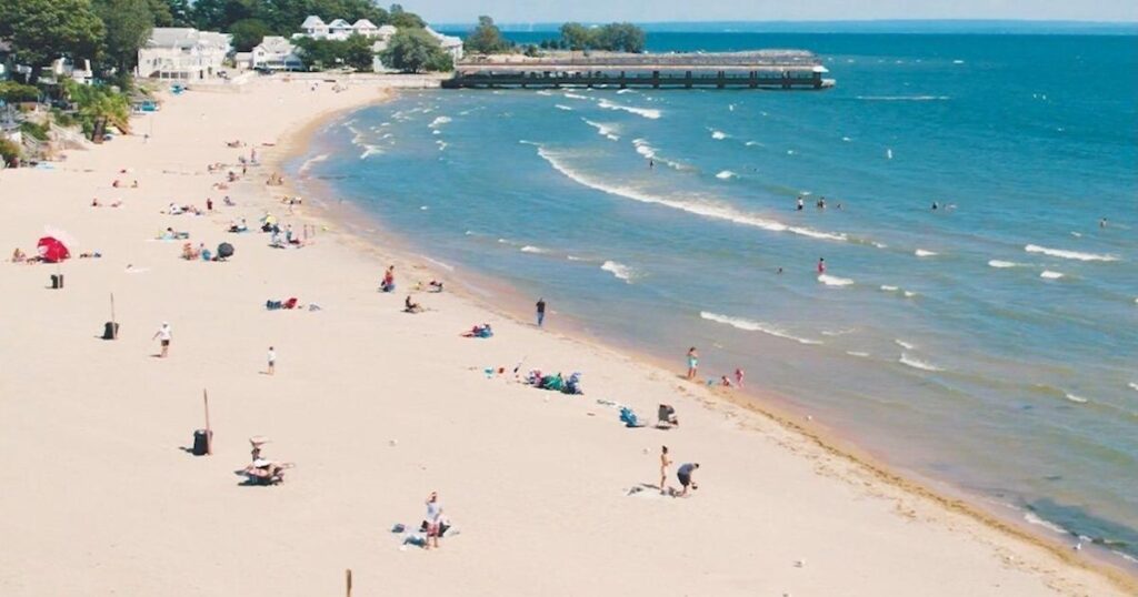 Cette ville au bord du lac en Ontario célèbre pour ses plages de sable blanc et ses eaux chaudes et limpides