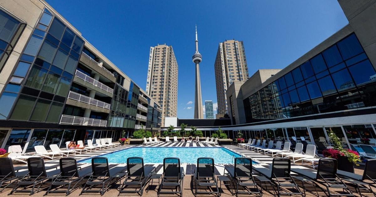 Lounge avec piscine sur le toit à Toronto offrant des vues imprenables, ouvert bientôt avec Pass Journée Disponibles