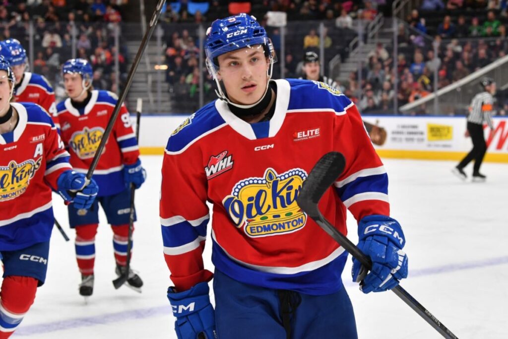 Woodward rejoint la Victoria Royals, Trembecky quitte l'équipe lors du changement de postes pour les surclassés