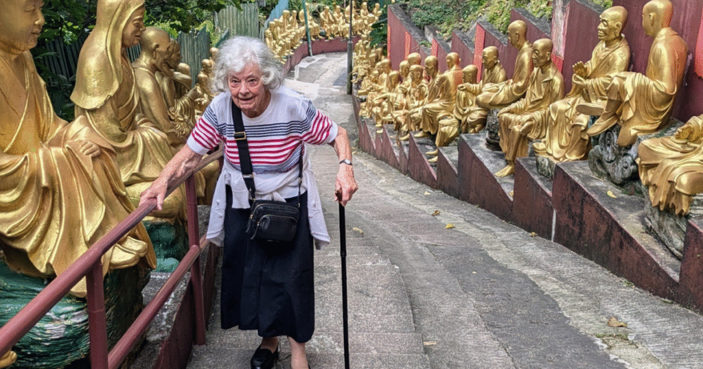 Une femme de 95 ans diagnostiquée avec la démence décide de réaliser son rêve fou : voyager à travers le monde