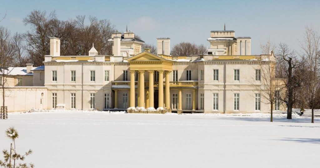 Ce château pittoresque, surnommé le ‘Downton Abbey’ de l’Ontario, organise des célébrations de Noël victorien