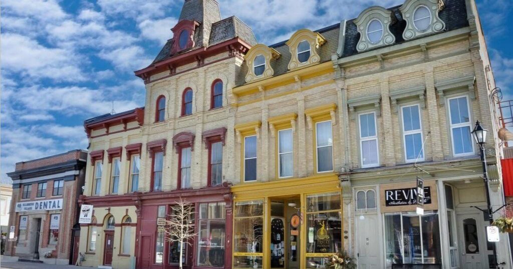 Ce village en Ontario avec le plus de bâtiments historiquement protégés par habitant au Canada, un lieu de tournage pour Netflix