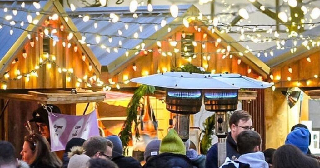 Cette ville historique de l’Ontario avec une architecture en calcaire célèbre une grande fête qui illumine son centre-ville