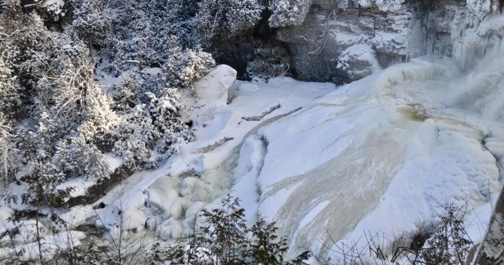 La plus belle cascade de 18 mètres en Ontario : formations de glace à ne pas manquer en hiver