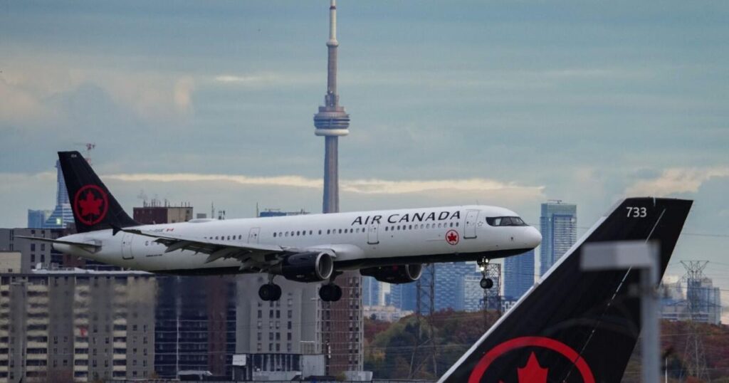 Air Canada augmente l'espace pour les jambes sur certaines sièges suite à la réaction de WestJet, mais avec supplément.