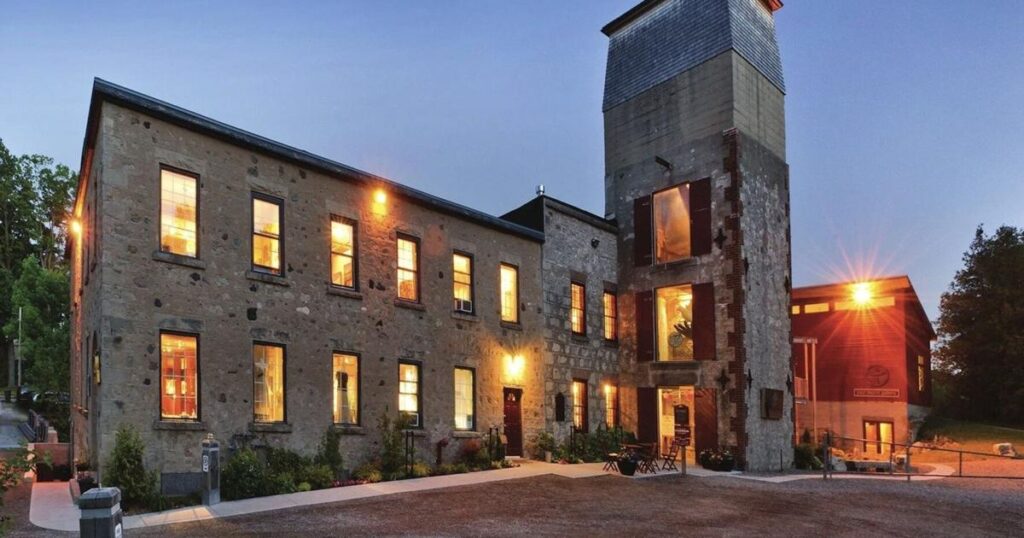 Ce petit village de l'Ontario avec un patrimoine canadien vivant et un festival d'hiver enflammé