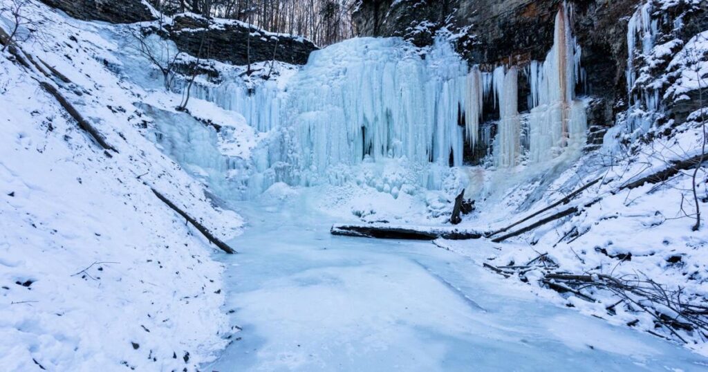 Cette cascade gelée en Ontario, la capitale mondiale des chutes d'eau, offre bien plus qu'une vue spectaculaire