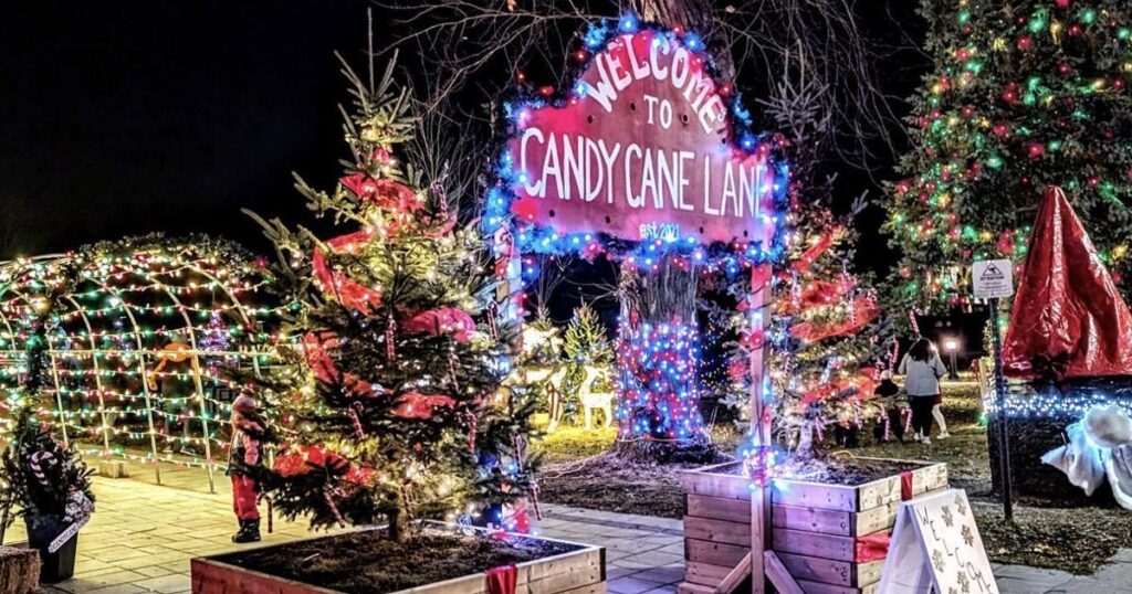 Charmante ville historique en bord de lac en Ontario illuminée par la magie des fêtes