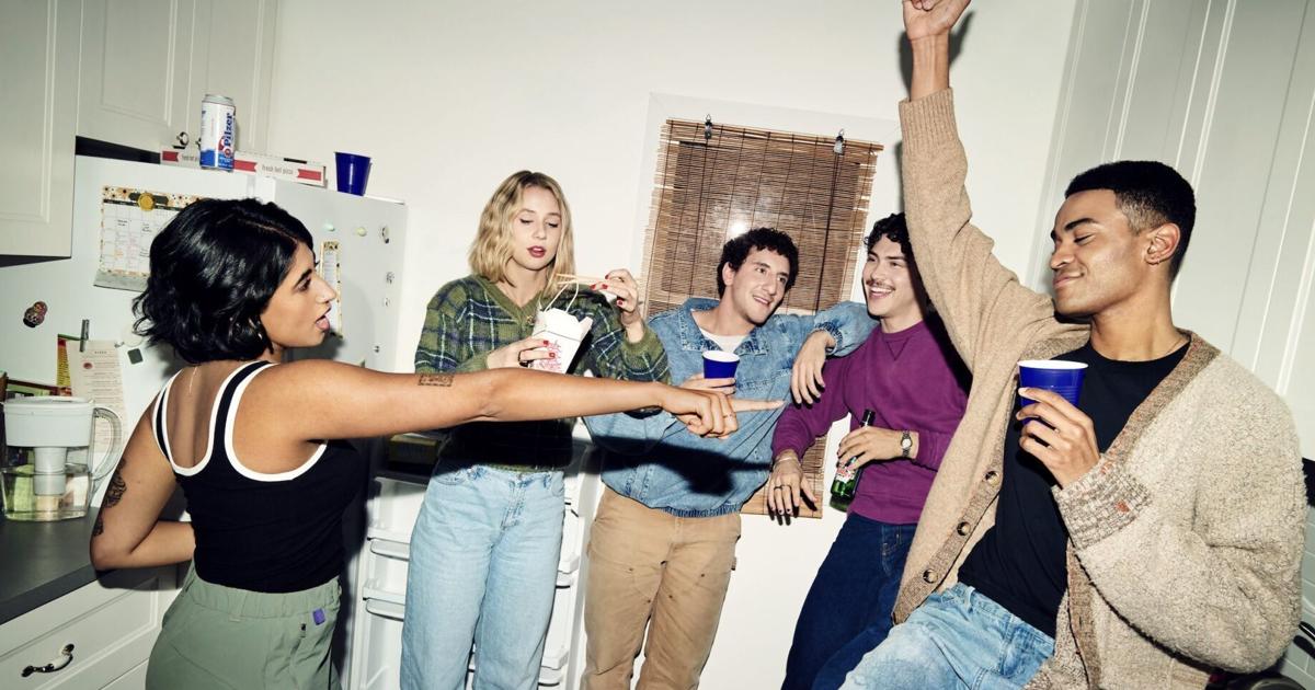 Les stars de la série comique « Adults » de FX aperçues lors du match des Maple Leafs à Toronto lors du début du tournage