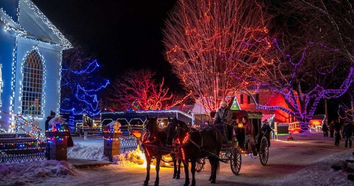 Plus d'un million de lumières transforment ce village en Ontario en un décor de carte postale de Noël avec des calèches tirées par des chevaux