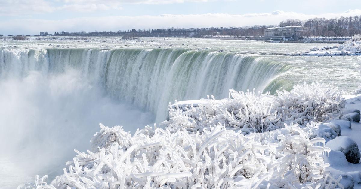 Premier bar de glace sculpté sur mesure offrant une vue imprenable sur les chutes du Niagara gelées, ouvert en Ontario pour une durée limitée