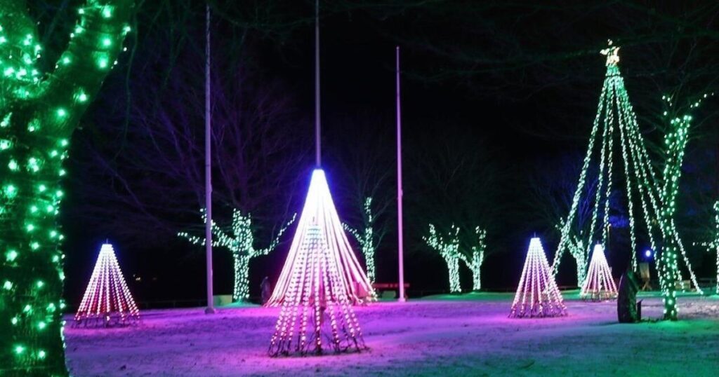 Une ville de l'Ontario transforme une route insulaire en un spectacle festif lumineux avec des milliers de lumières et des balades en train gratuites