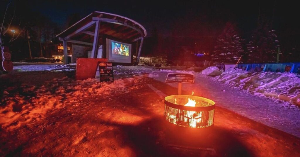 Cette ville de l’Ontario transforme un parc local en une patinoire au néon lumineux avec des soirées cinéma en patins