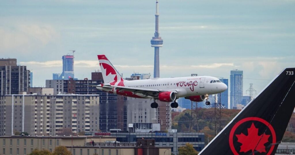 Membre de l'équipage au sol accidentellement piégé dans la soute à bagages d'un avion d'Air Canada au terminal Pearson