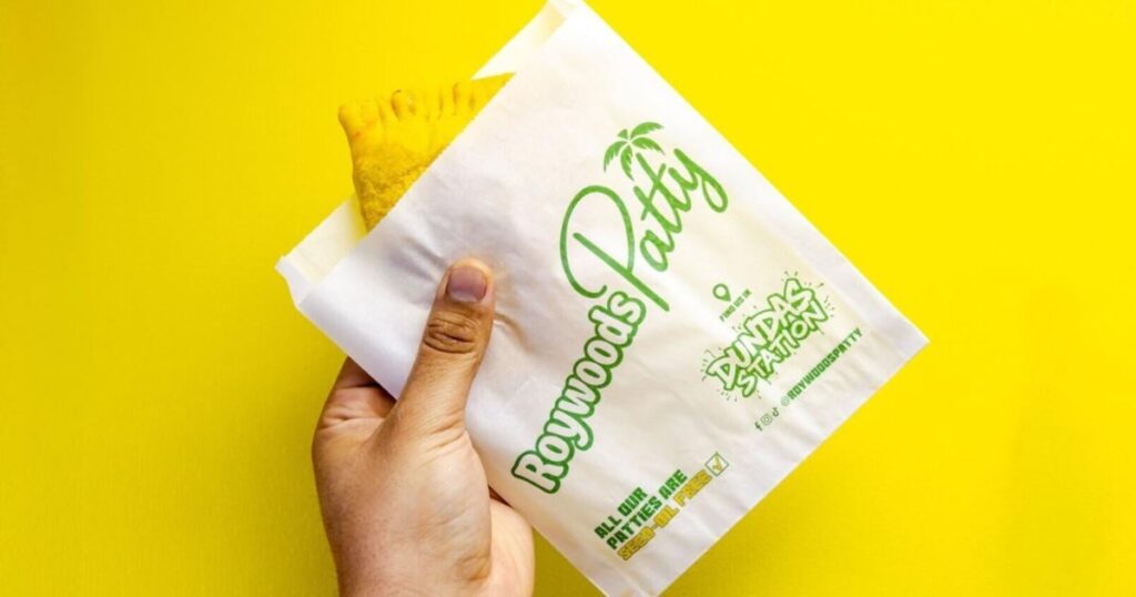 Nouvelle boutique de patties jamaïcains ouverte cette semaine dans une station de métro à Toronto avec offre de nourriture gratuite