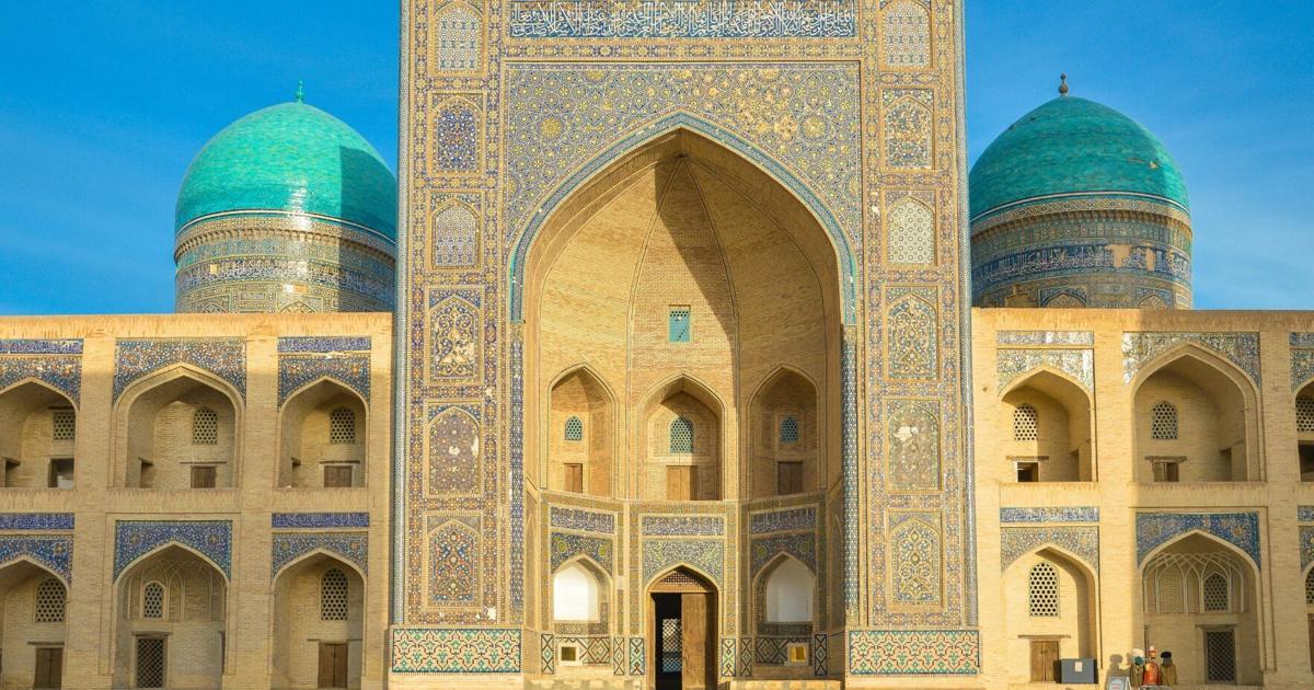 Le Transsibérien en train : Découverte des villes historiques d'Ouzbékistan à bord d'un train futuriste à grande vitesse