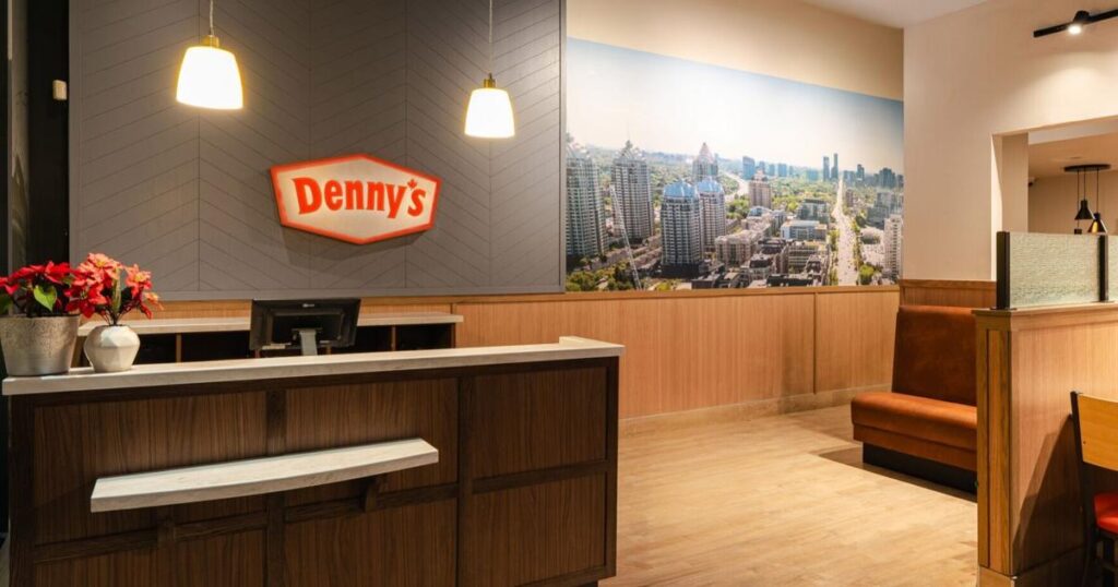 Un restaurant canadien emblématique ouvre une nouvelle succursale à Toronto dans un centre commercial