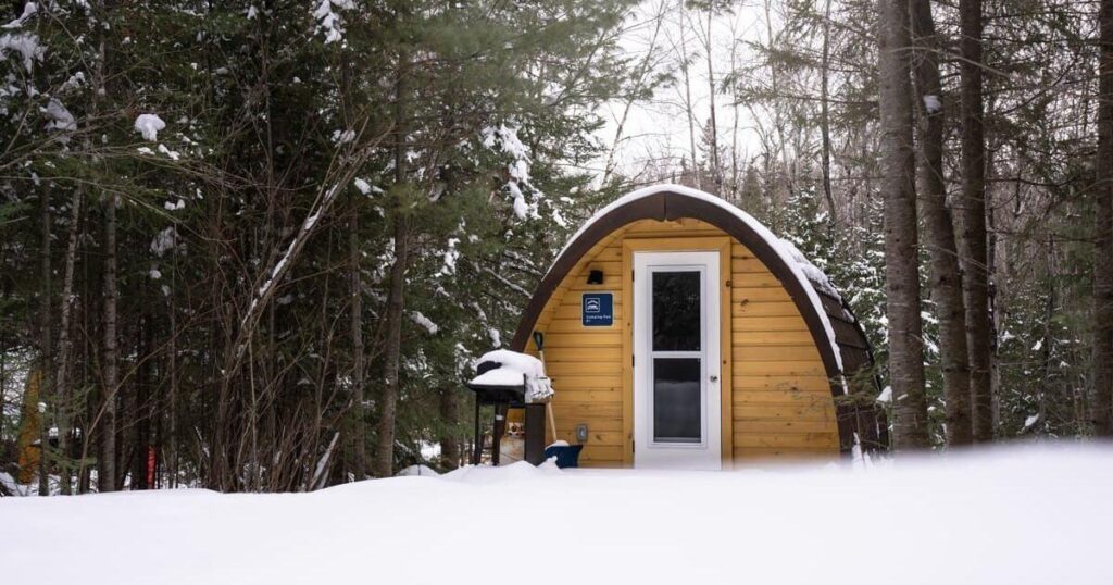 Yourtes confortables accessibles uniquement à ski et cabanes chaleureuses où séjourner dans ces parcs de l'Ontario