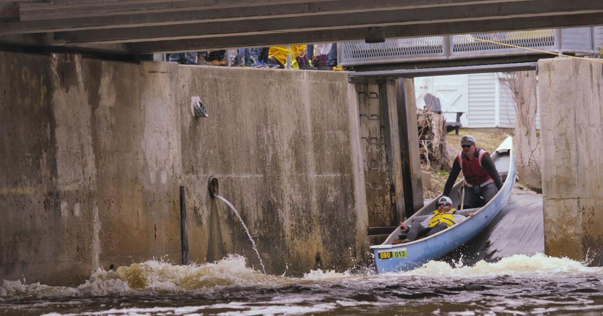 500 pagayeurs se rassemblent dans un petit village de l'Ontario pour une tradition printanière vieille de 53 ans