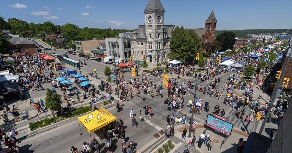 Le plus grand festival de tartes au beurre du Canada s'empare d'une rue principale dans cette charmante petite ville de l'Ontario
