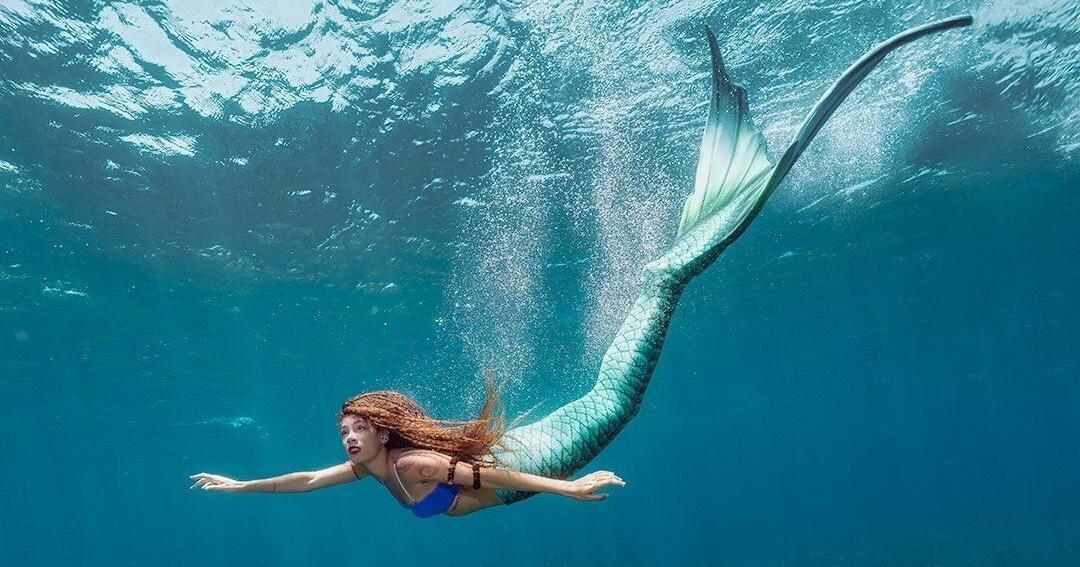 Les sirènes en vraie vie envahissent cette ville de l'Ontario lors d'un festival thématique carnaval