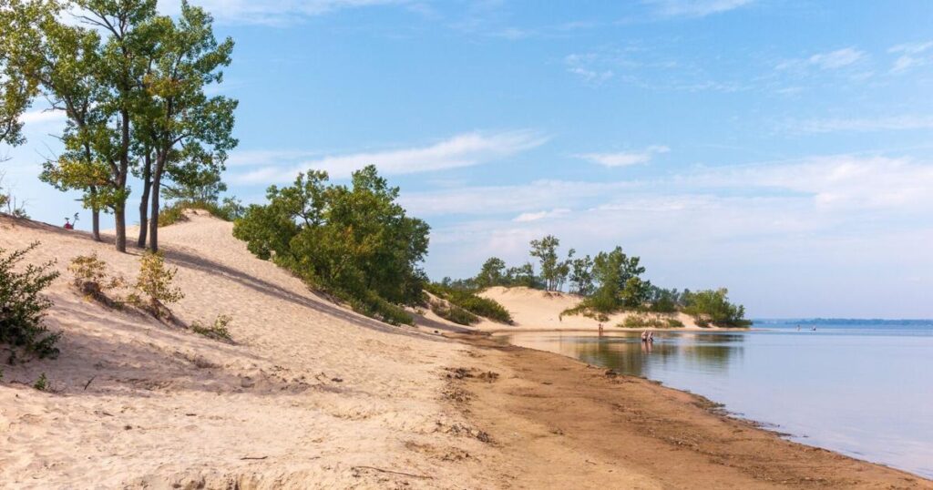 La plus grande formation de dunes-barrières en baie au monde se trouve dans ce parc de l’Ontario célèbre pour ses plages de sable immenses