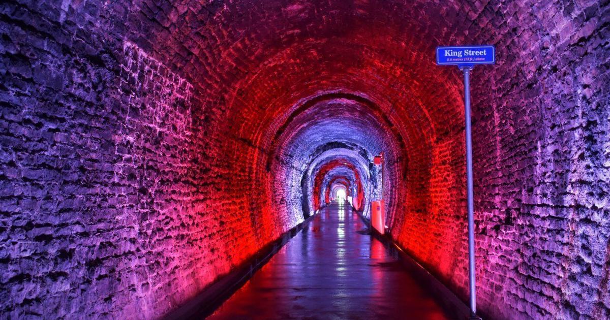 Le premier tunnel ferroviaire du Canada : un monde souterrain illuminé racontant l'histoire de la ville ontarienne en surface