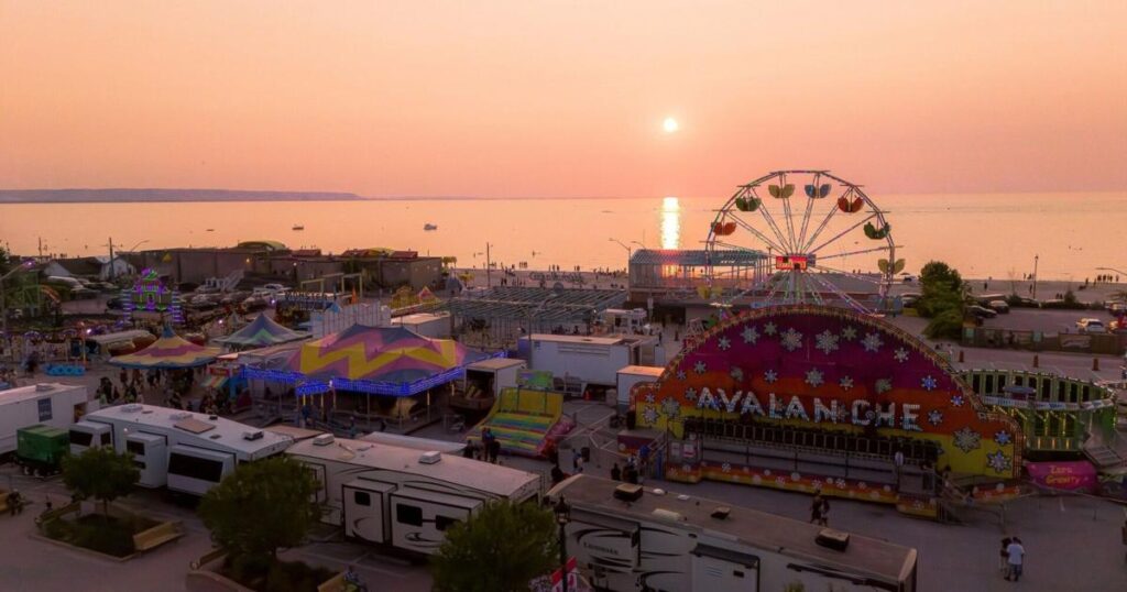 Nouveau festival étendu en Ontario dans la charmante ville estivale avec la plus longue plage d'eau douce au monde