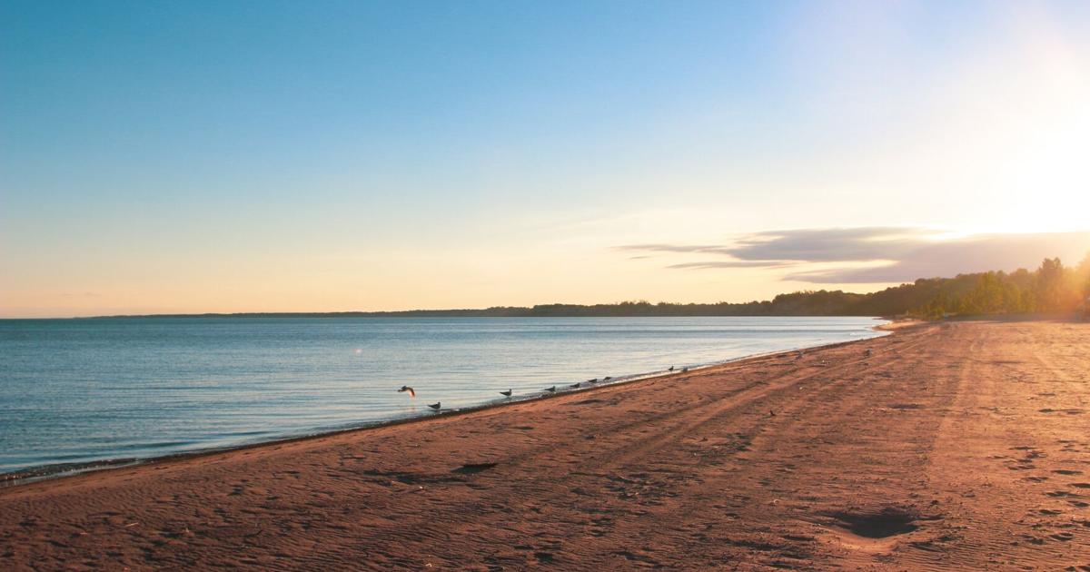 Petit port pittoresque de l'Ontario, autrefois surnommé la Coney Island des Grands Lacs, avec un pont historique et des plages de sable