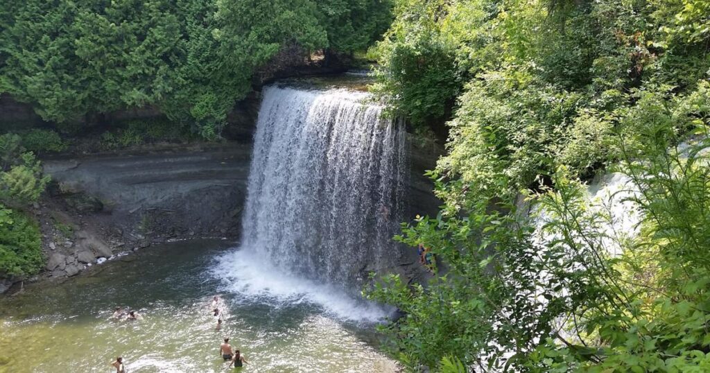 Pont suspendu rare dans le plus beau village de l'Ontario menant à la plus grande île d'eau douce du monde avec une cascade pittoresque