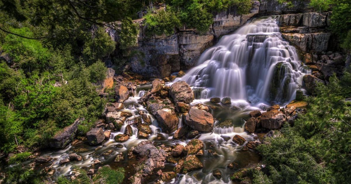 Chute d'eau impressionnante de 18 mètres en Ontario avec une histoire riche datant de près de 200 ans