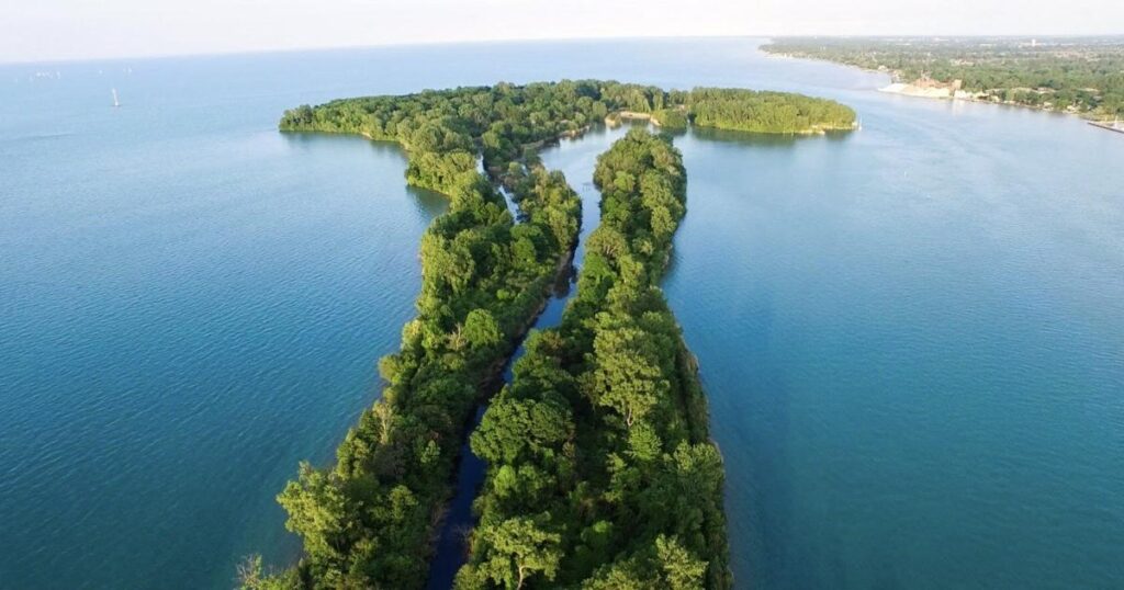 Île mystérieuse inhabitée dans le Ontario avec des ruines historiques du XIXe siècle, accessible uniquement en bateau