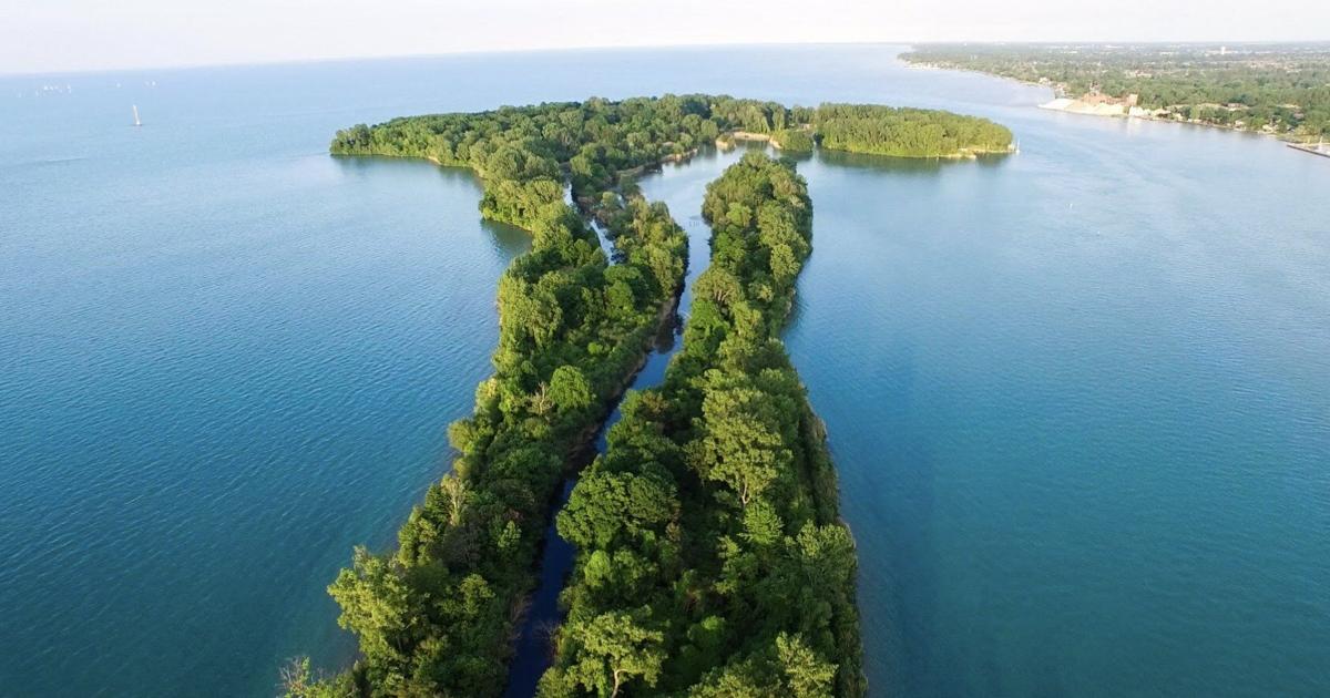 Île mystérieuse inhabitée dans le Ontario avec des ruines historiques du XIXe siècle, accessible uniquement en bateau