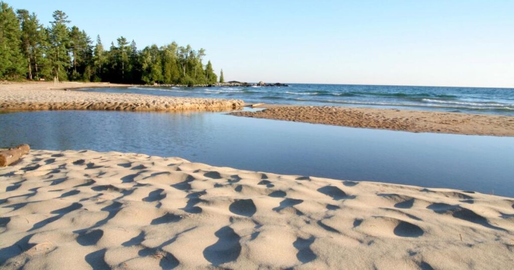 Ce secret bien gardé sur une île isolée en Ontario : un bain naturel dans des eaux cristallines bleues