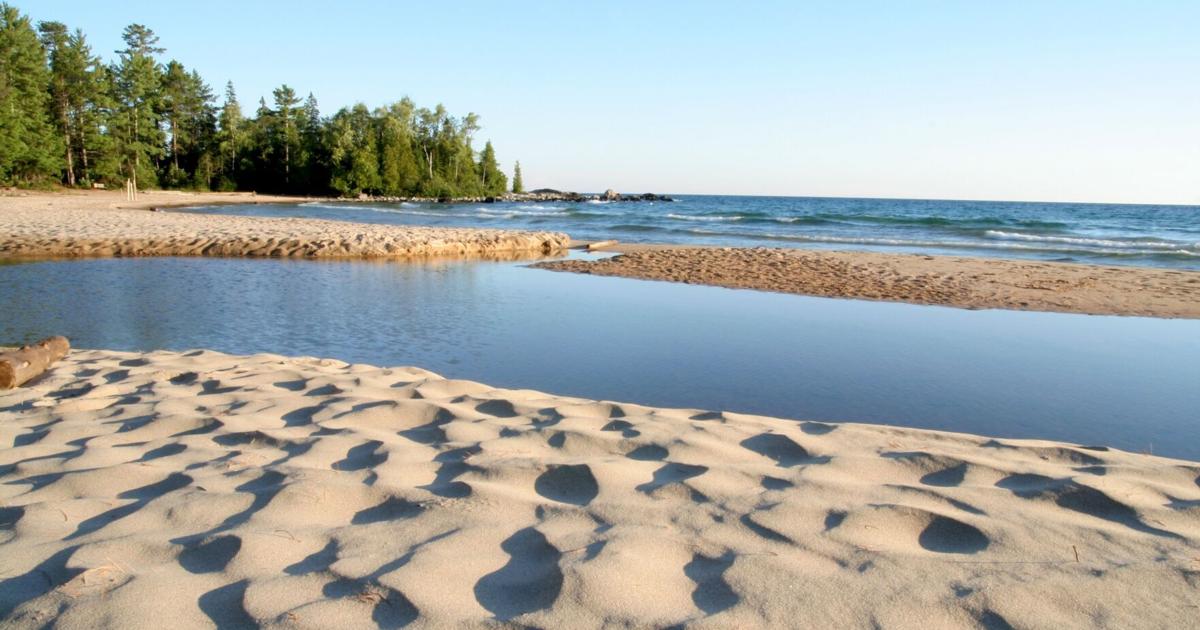 Ce secret bien gardé sur une île isolée en Ontario : un bain naturel dans des eaux cristallines bleues