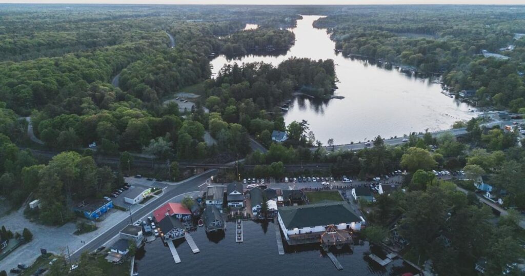 Ce village historique accessible à pied dans l’Ontario donne l’impression d’être figé dans le temps, offrant l’expérience parfaite du cottage country