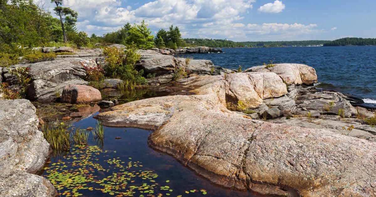 Ce village renommé en Ontario : un décor cinématographique avec des roches emblématiques vieux de milliards d'années au cœur du Bouclier canadien
